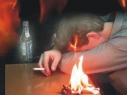 Неосторожное обращение с огнём при курении, особенно в состоянии алкогольного опьянения, является одной из наиболее распространенных причин пожаров.